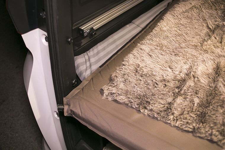 ラゲッジクッションマットの上にインフレータブルマットともこもことした毛布を敷いた様子