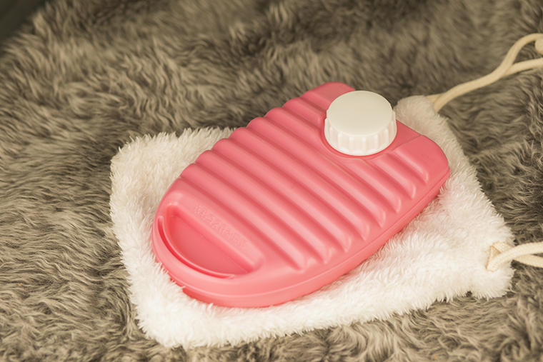 車内に持ち込んだ湯たんぽのイメージ