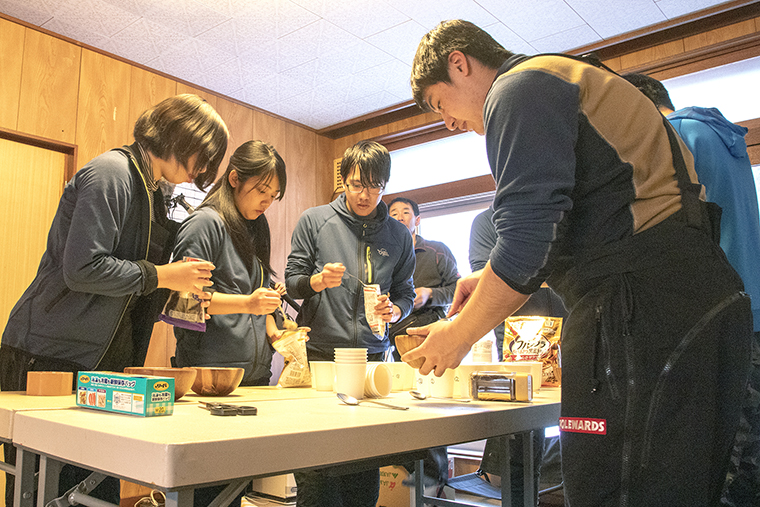 行動食作りを行う諏訪さん