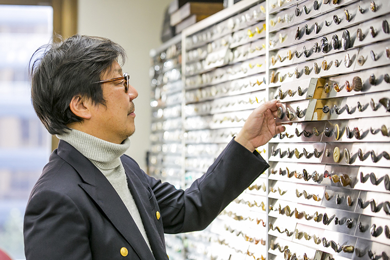 ボタンを選ぶ小堀さん