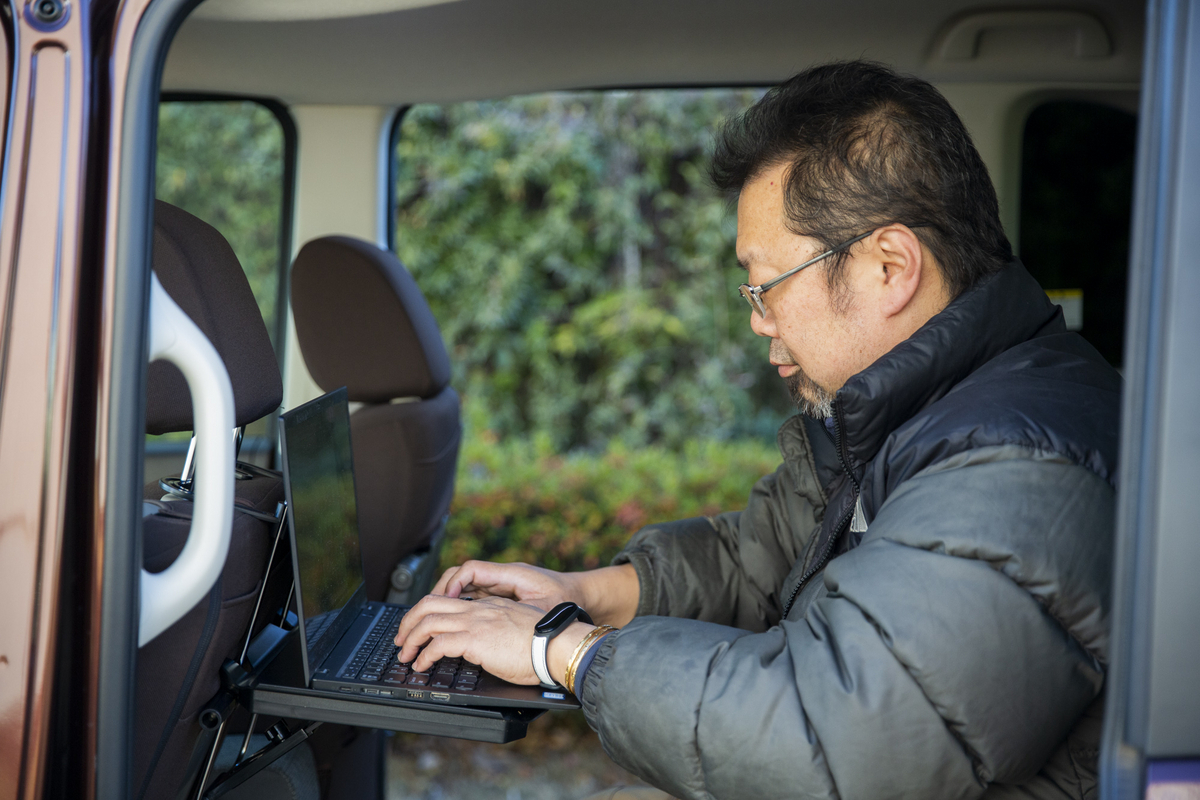後部座席用の車載テーブルでパソコン作業中