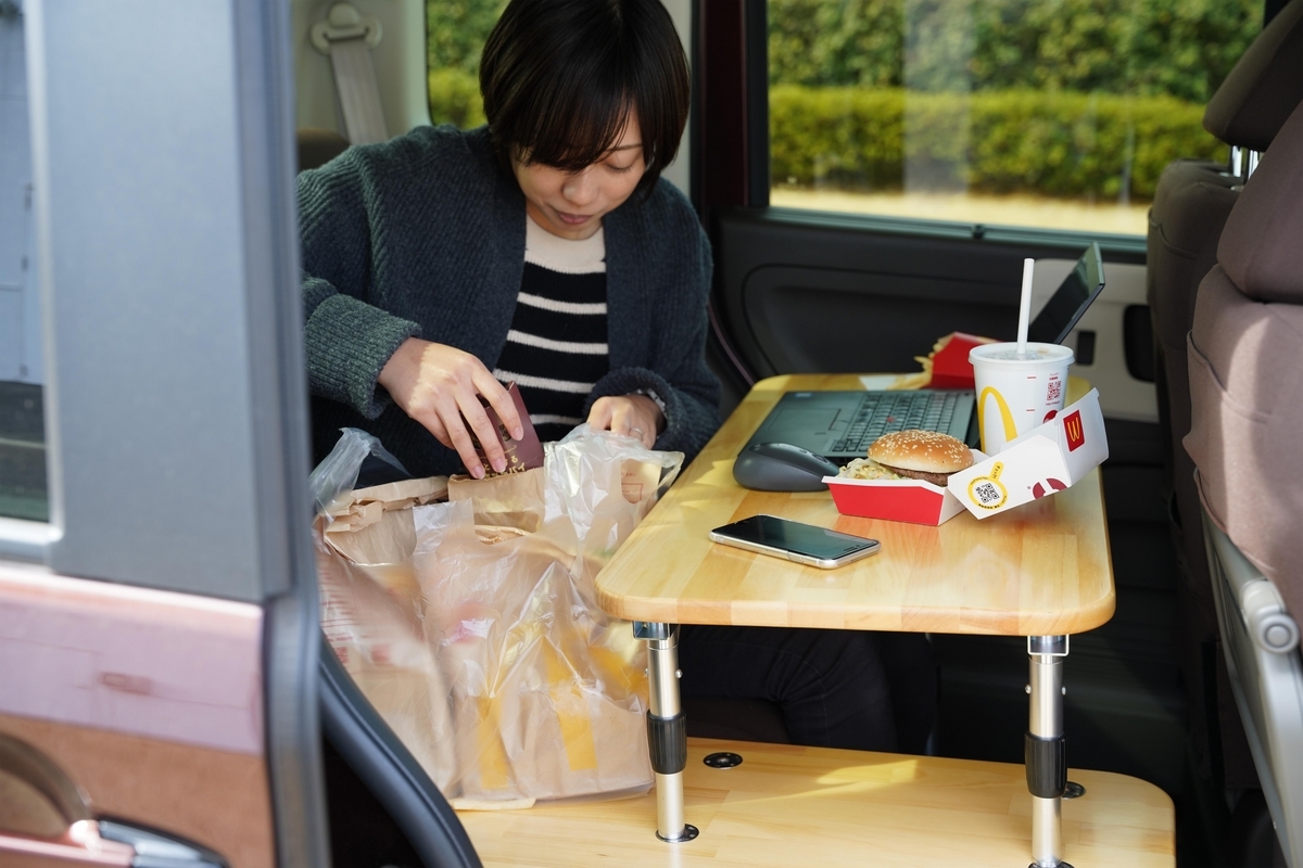袋から商品を出そうとする女性。