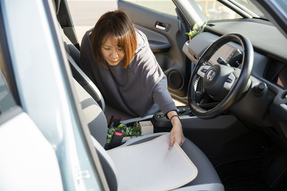 運転席にマットを敷く様子