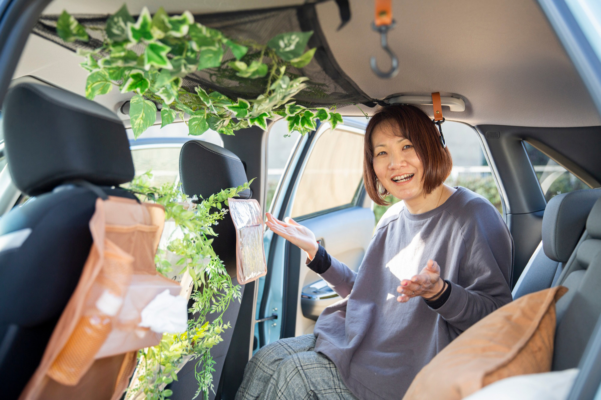 グリーンにデコレーションした車内と夏目さん