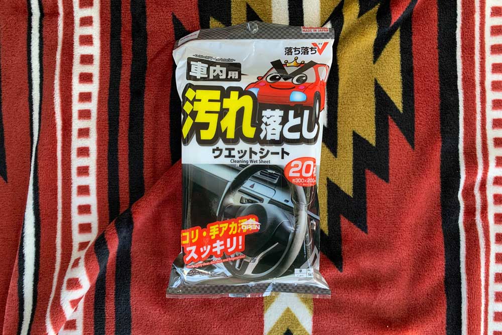 車中泊に役立つ100均グッズ ダイソー「汚れ落としウエットシート（車内用・20枚）」