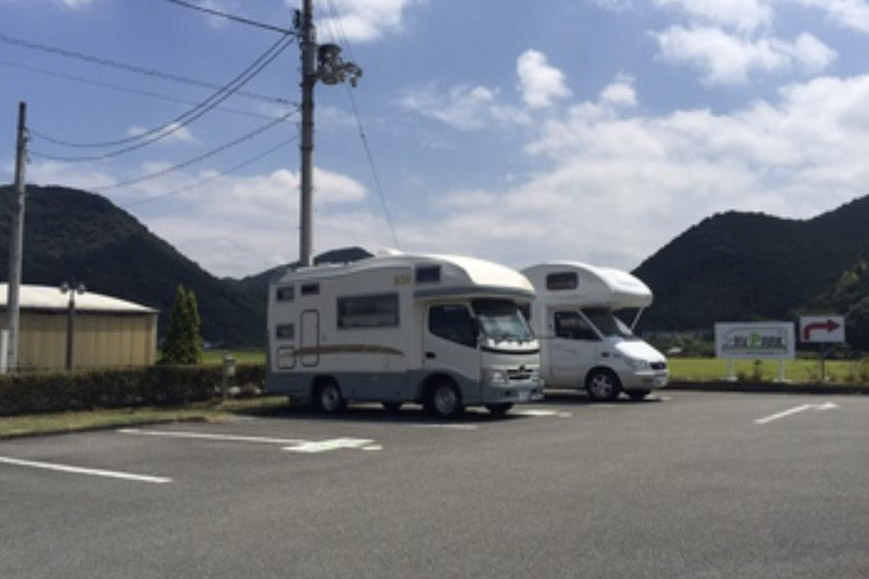 四国で車中泊できる道の駅「虹の森公園まつの」のRVパークの様子