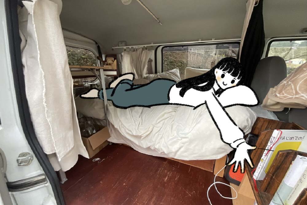 車内の本棚に手を伸ばす