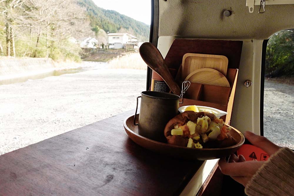 車内でご飯を食べる