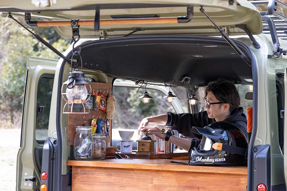L字型カフェカウンターでコーヒーを淹れる男性