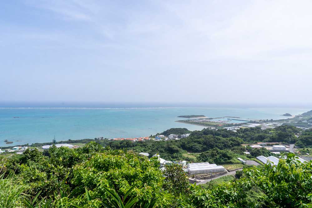 人気スポット、カフェくるくま併設のくるくまキャンプサイトからの眺望。沖縄