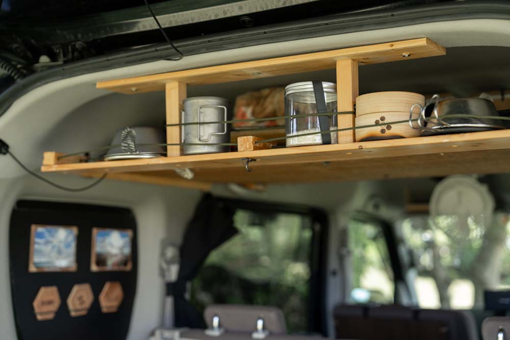 パラコードで落下防止されたクッカー収納