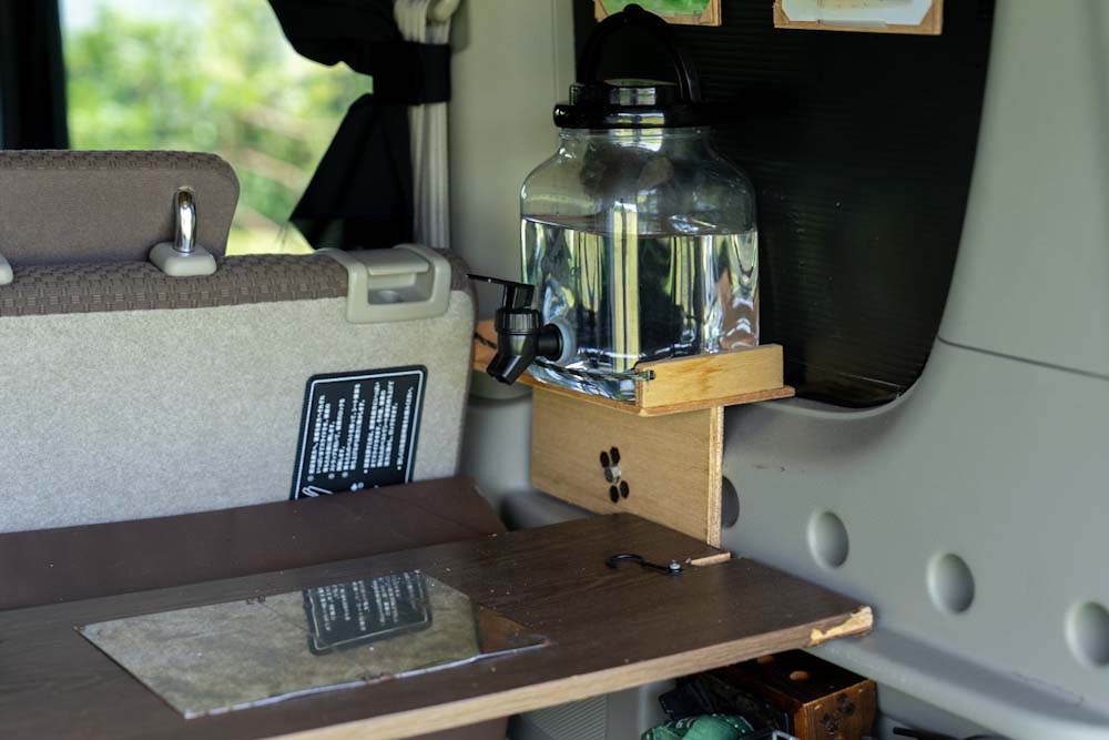 反対側のリアクォーターウィンドウにはウォータージャグを設置