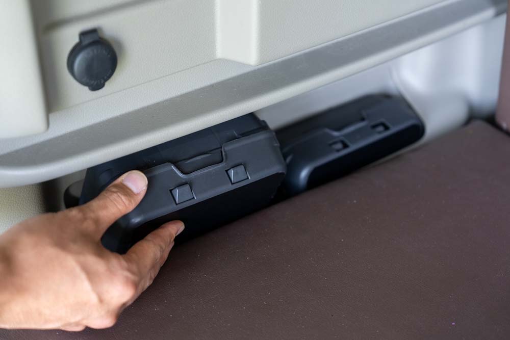 ラゲッジサイドポケットにぴったりハマった100均のカトラリーボックス