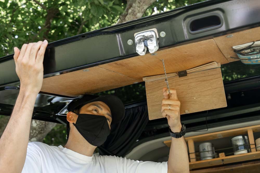 ひもを引くとバックドアのロックが解除される