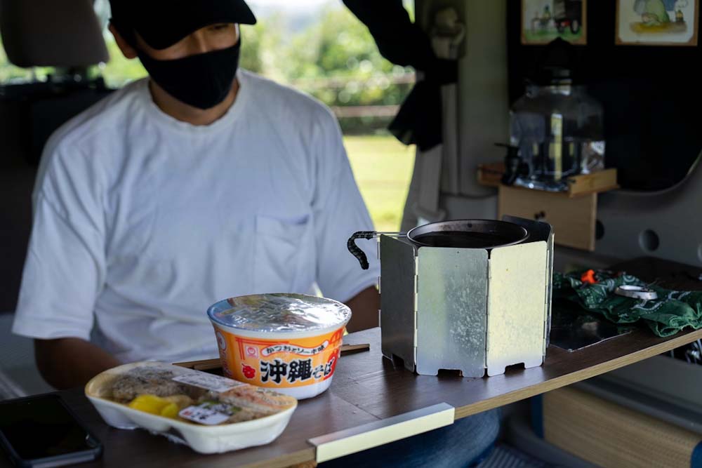 自作のアルコールストーブでお湯を沸かすカメコローさん