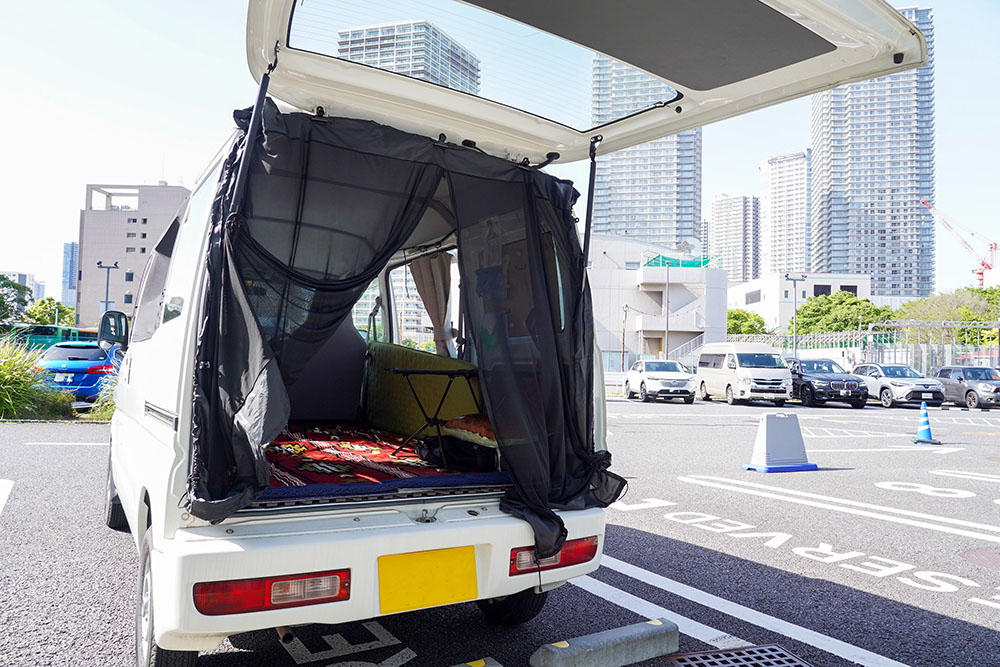開放的な気分で車中泊できるバックドア用網戸を装着したクルマを外から見た様子