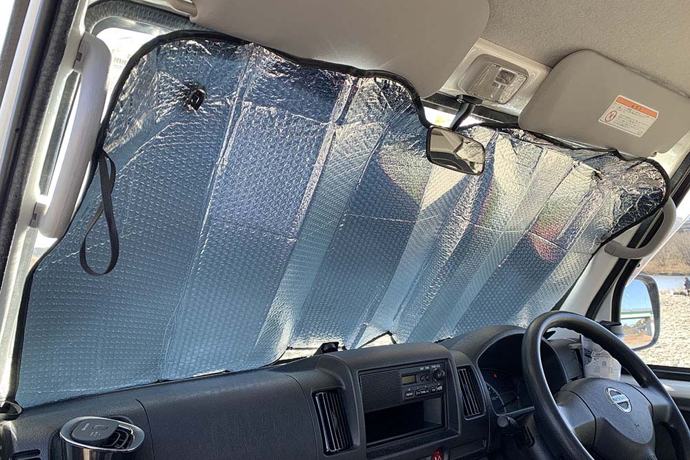 100円均一ショップのサンシェードを装着したクルマの車内の画像