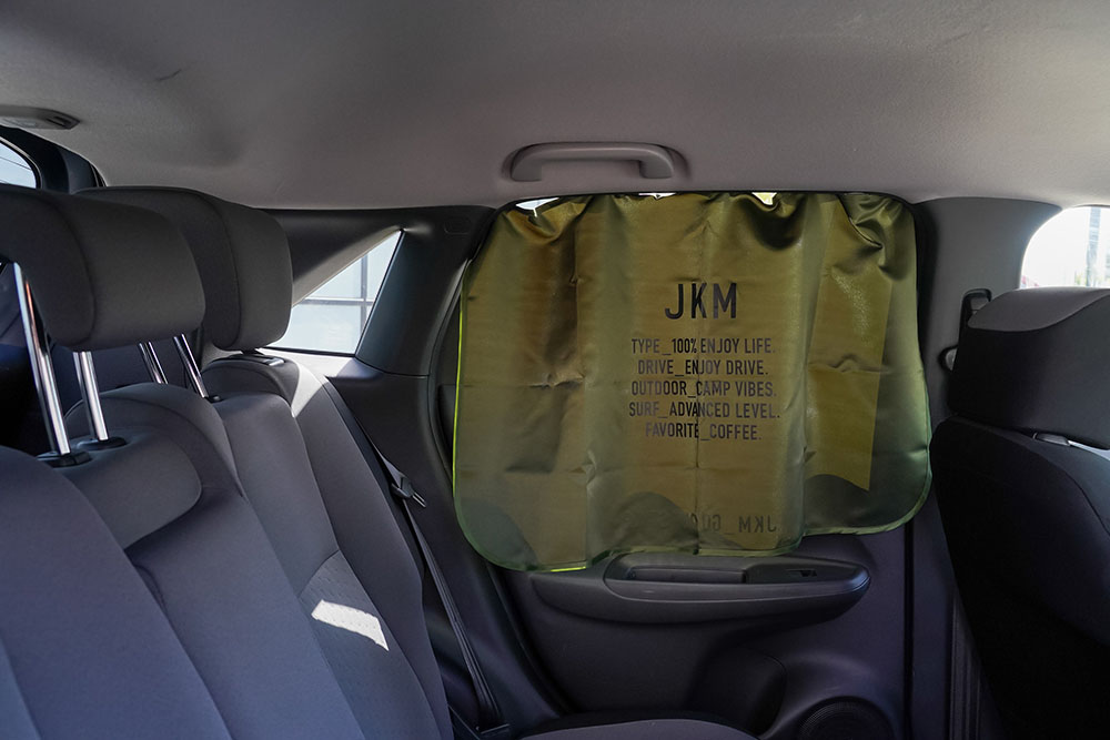 サイドウィンドウをカーテンでおおう