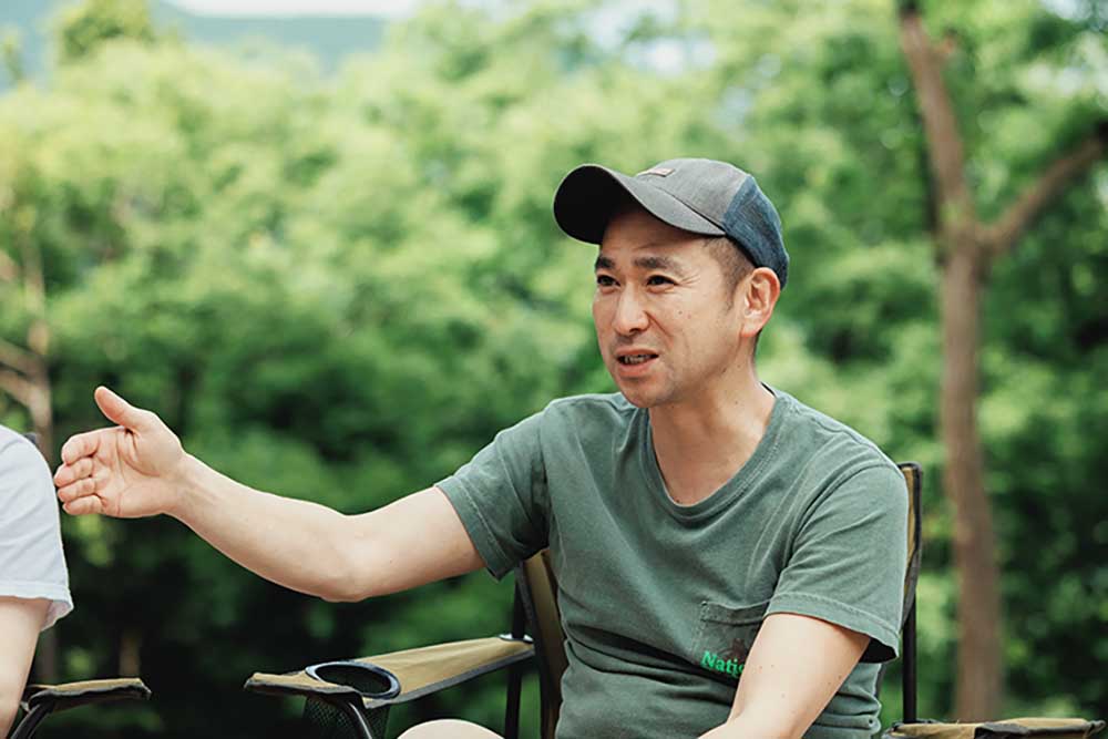 インタビューに答える青木さん