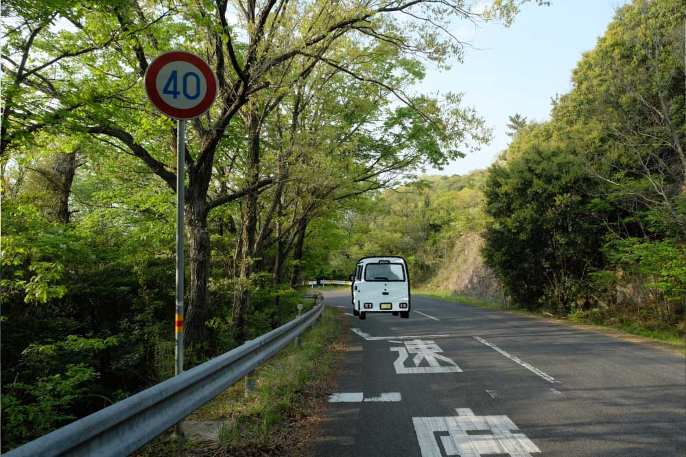 山中を走行する白くま