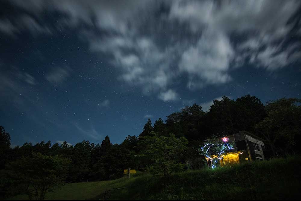 見上げた夜空と、そこに光る星々