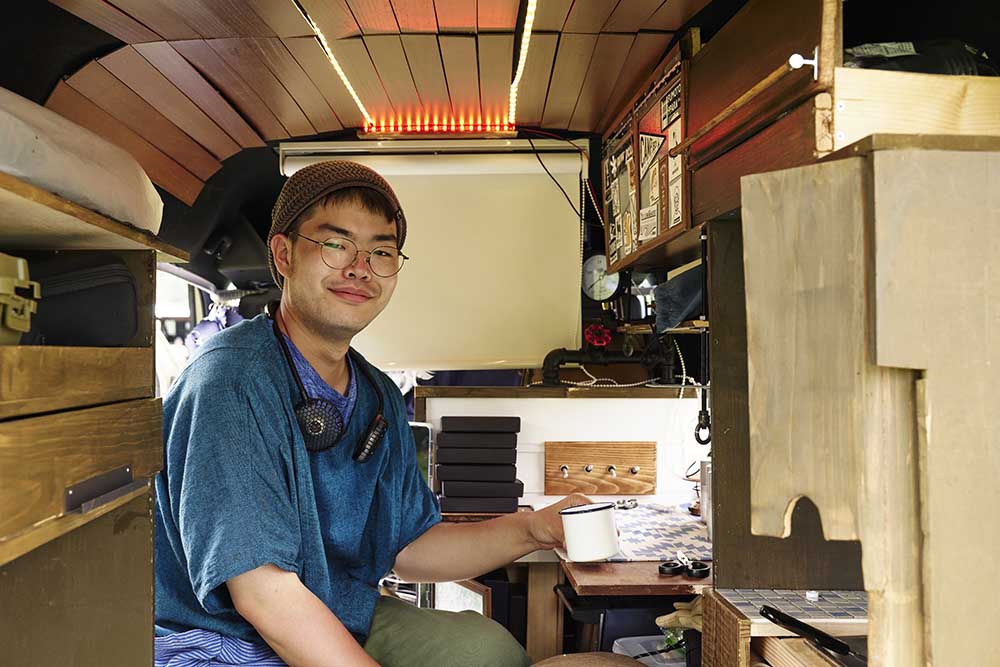 車内でコーヒー時間を楽しむ藤乃さん