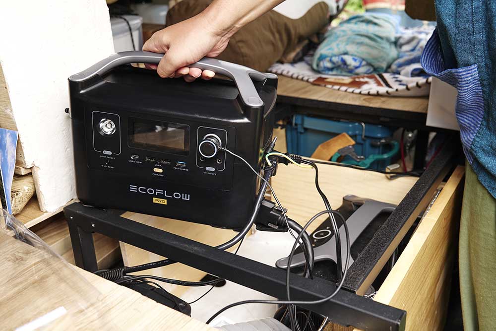 床下に設置されたモバイルバッテリー