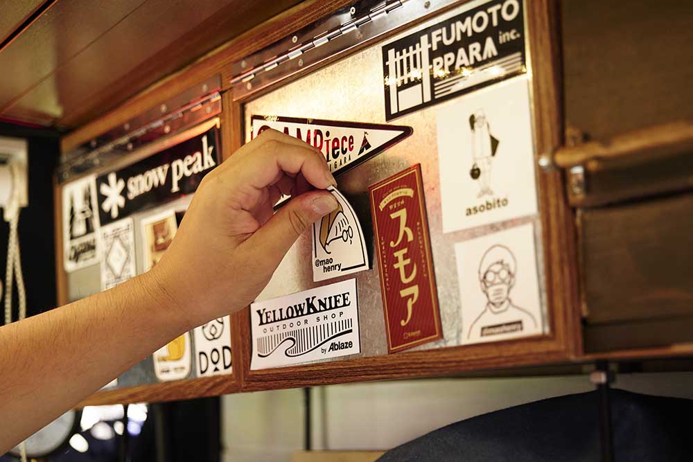 ステッカーなどを貼り付けた収納棚