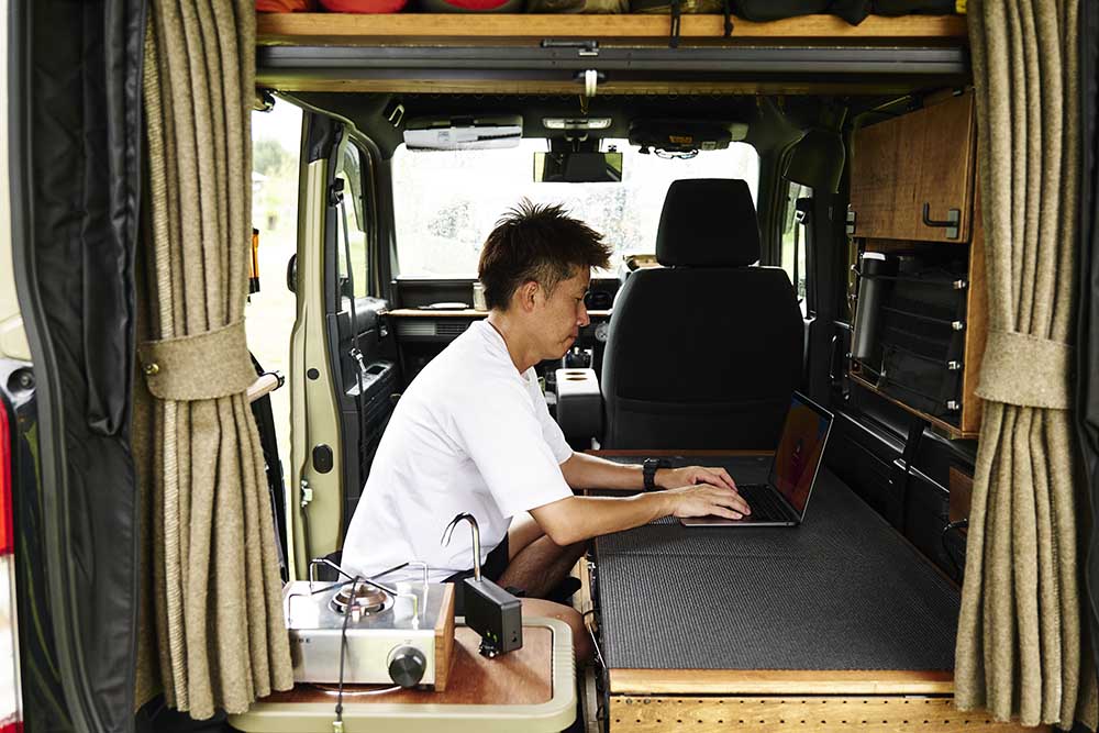 車内でリモートワークをするkimiさん