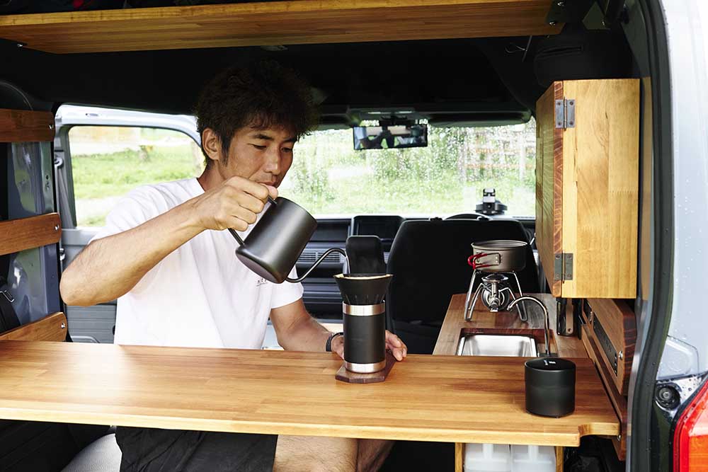 クルマの中でコーヒーを淹れる休憩時間さん
