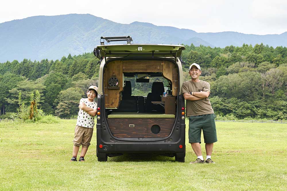 ハッチバックを開けたN-VANの横に立つちぎすけさんと息子さん