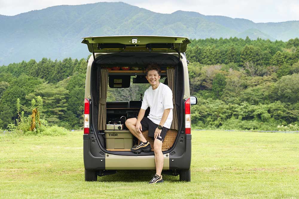 ハッチバックを開けたN-VANに座るkimiさん