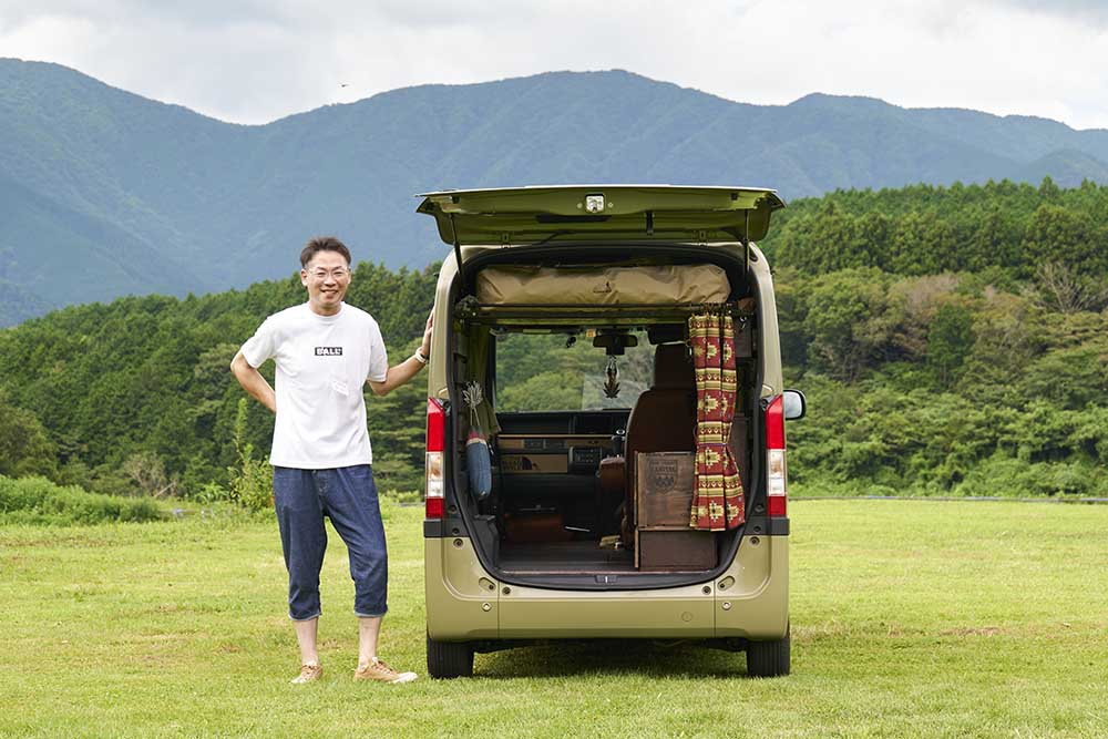 ハッチバックを開けたN-VANの横に立つshibatamaさん