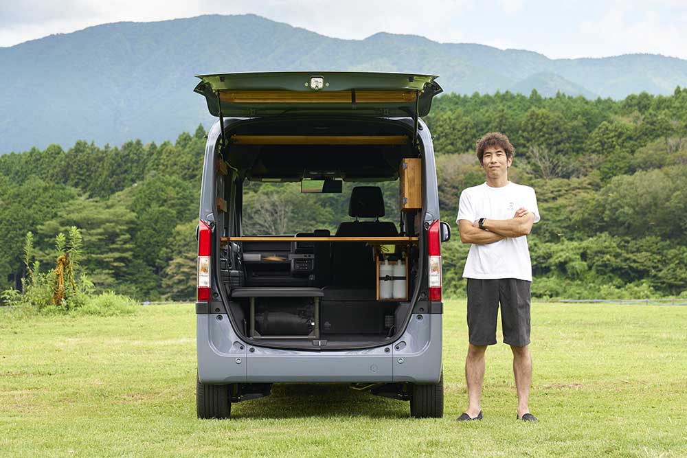 ハッチバックを開けたN-VANの横に立つ休憩時間さん
