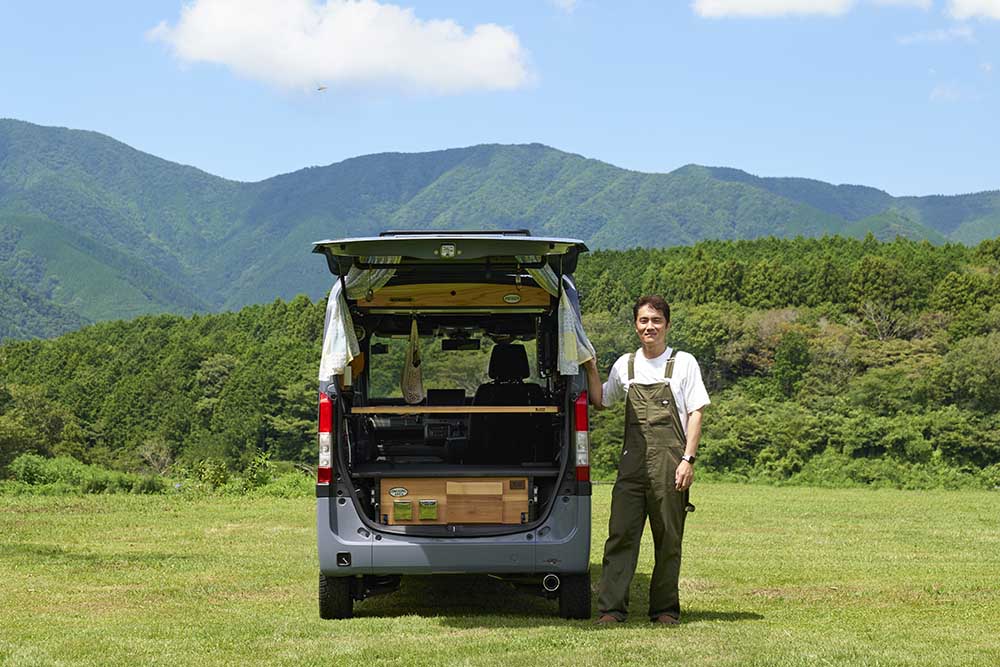 ハッチバックを開けたN-VANの横に立つ鮎沢さん
