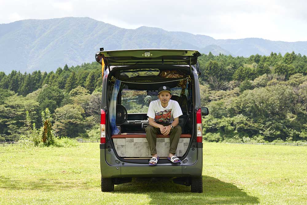 ハッチバックを開けたN-VANに座るsay-yanさん