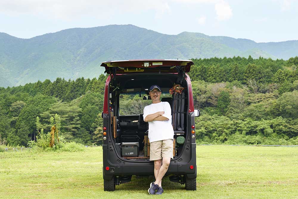 ハッチバックを開けたN-VANの前に立つあこぎひとさん