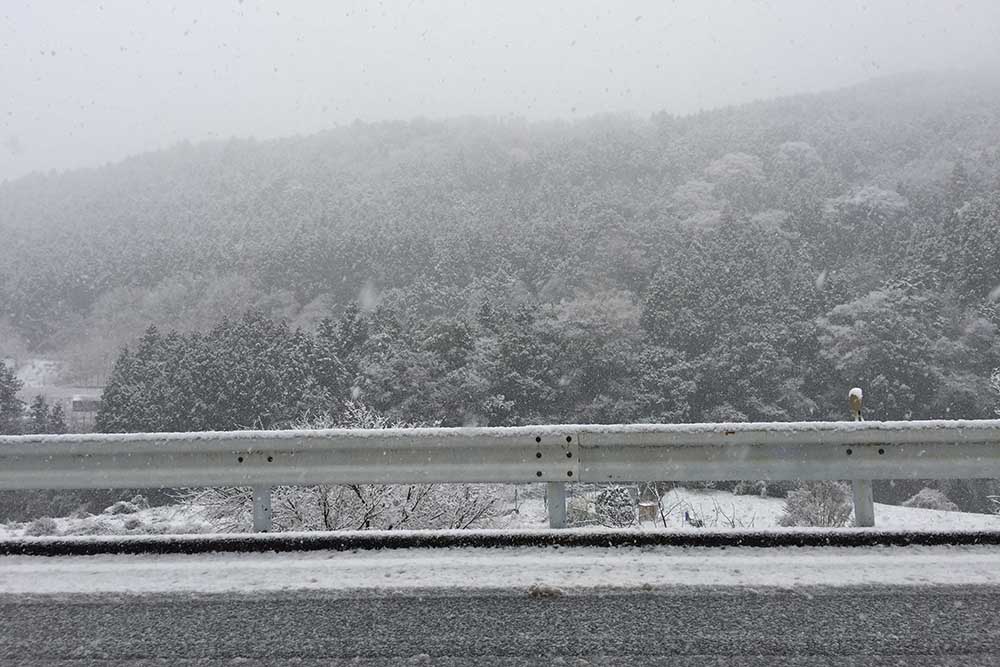 雪が積もる道路と山の風景