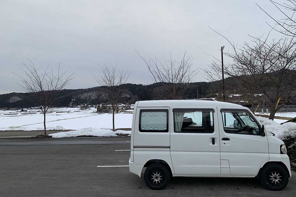 冬に車中泊をしているクルマの画像