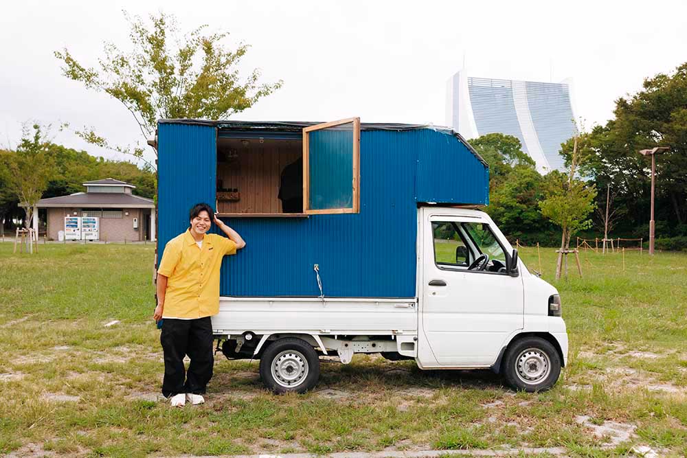 キャンピングカー部分が、運転席上部に突き出している形状がわかる車体の全景