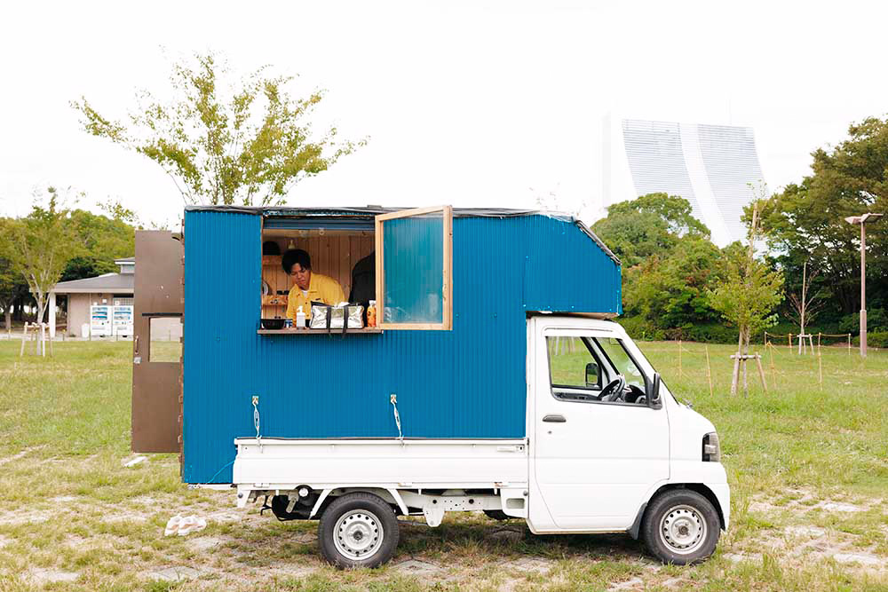 軽トラキャンピングカーで料理をする様子
