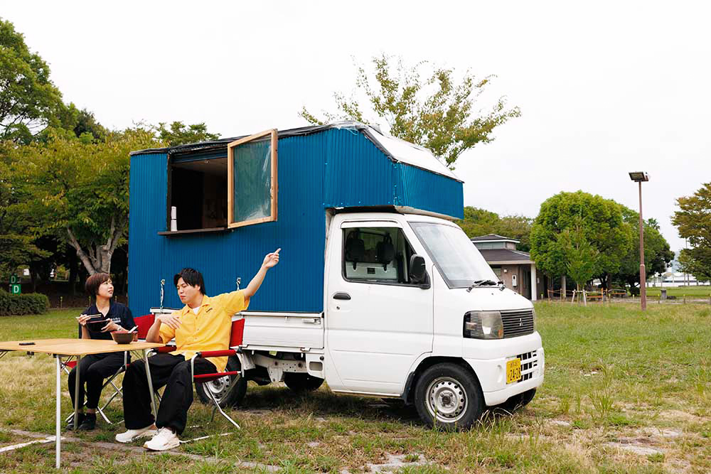 カエライフ編集部スタッフと会話するはっしーはっぴーさん