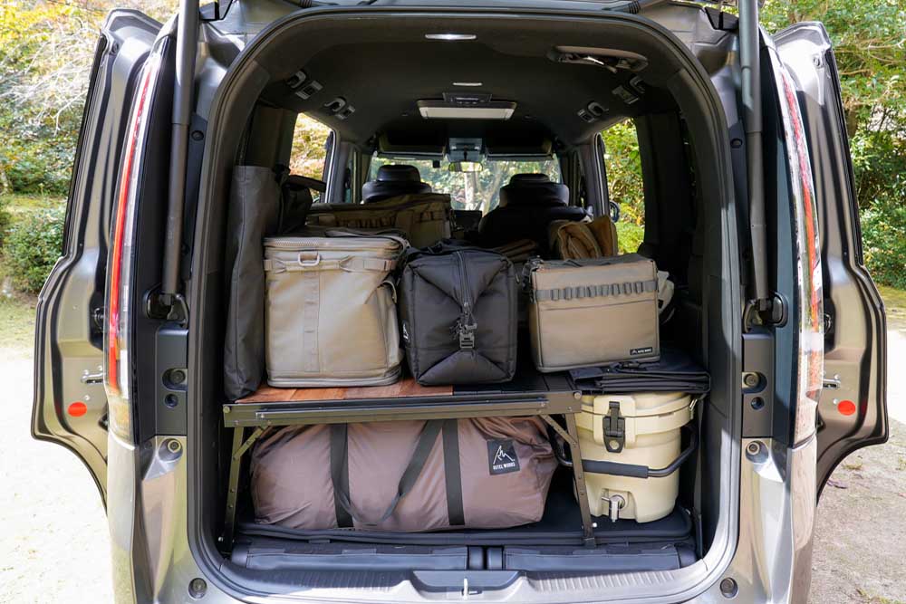 ３列目シートをフロア下に格納したラゲッジスペースに、大人４人分のキャンプ道具を満載したステップワゴン e:HEV スパーダ