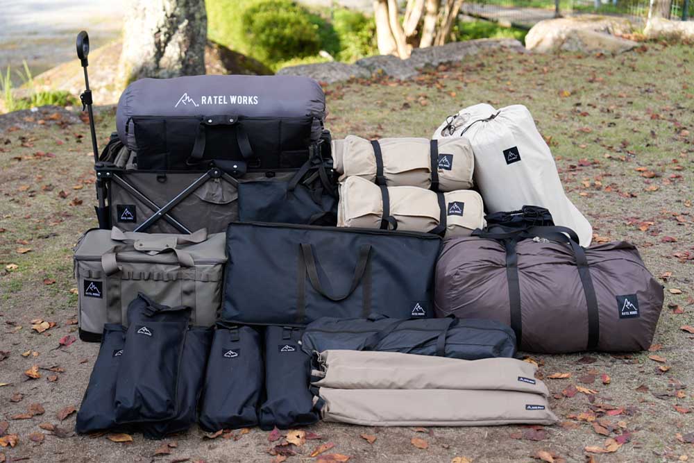 ラゲッジスペースに収まっていたラーテルワークスのギアを広げたもの