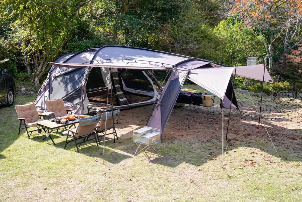 ラーテルワークス製の大型テント・ボーデンをはじめテーブル、チェアなどで設営されたキャンプサイト