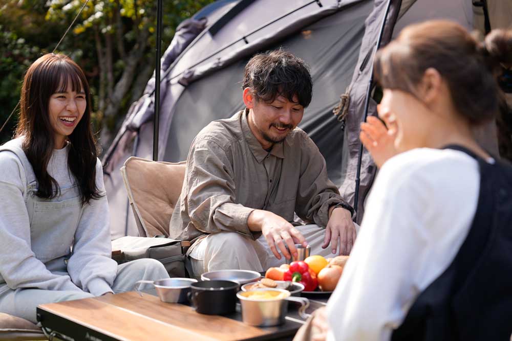 ウッドパネルテーブルを囲んでの団らん