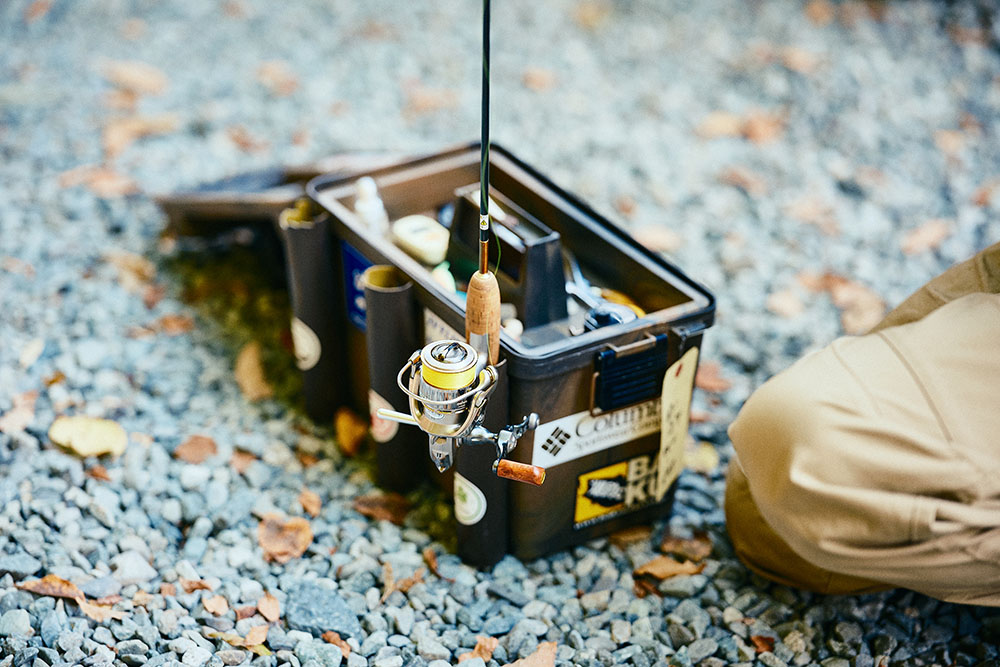 釣りの準備をする鮎沢さん