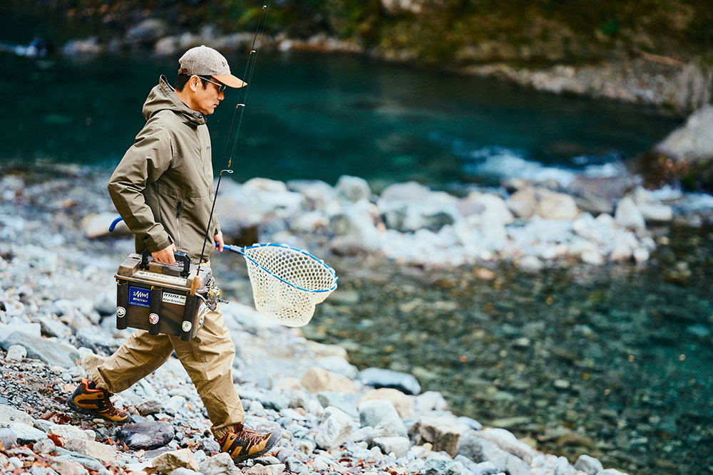 釣りの準備をする鮎沢さん