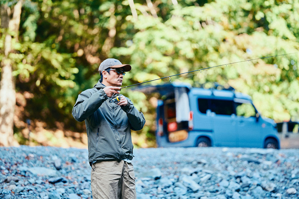 移動しながら釣りをする鮎沢さん