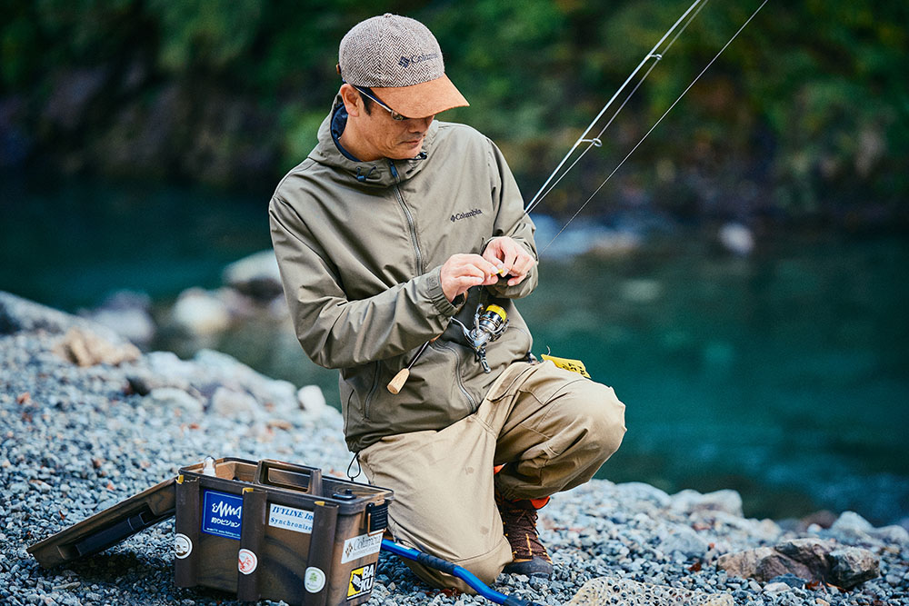 釣りの準備をする鮎沢さん